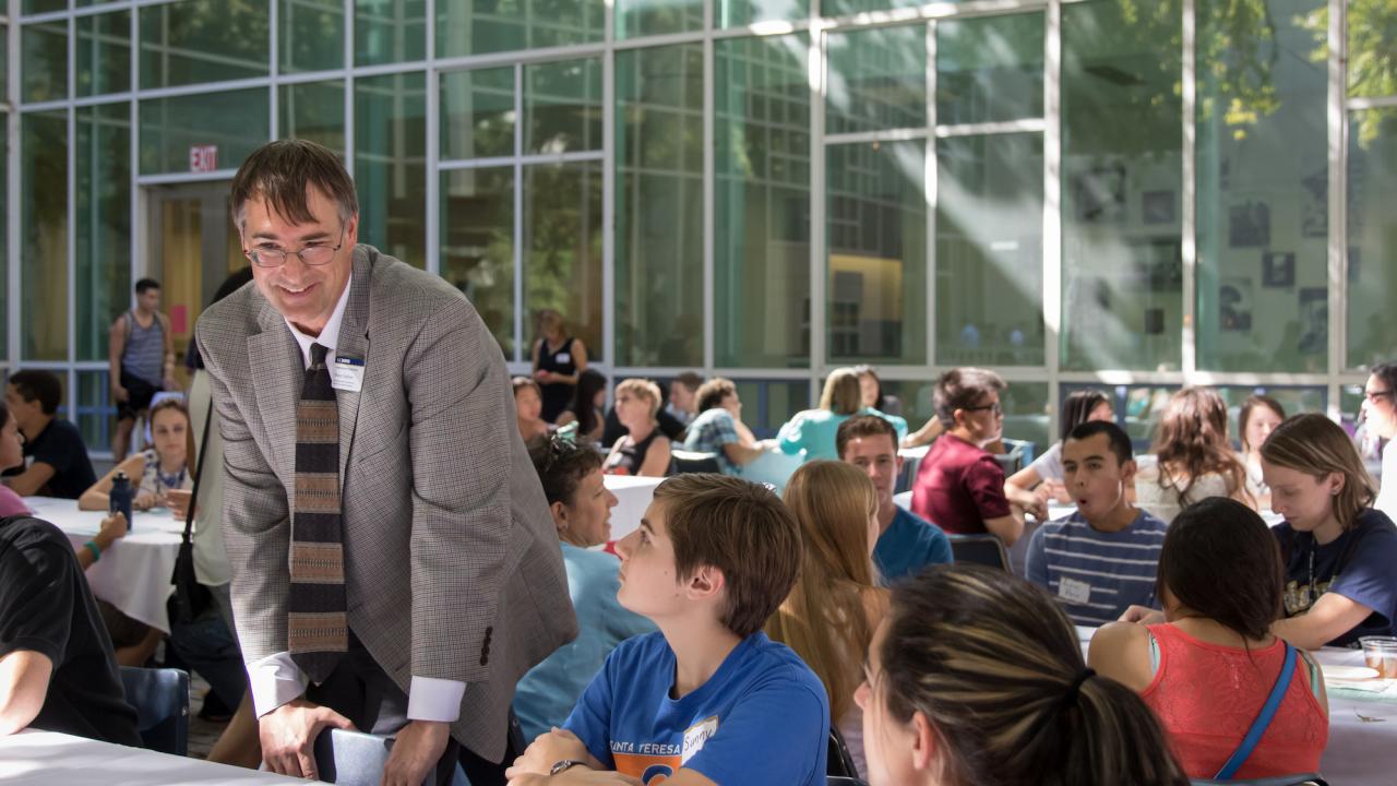 Professor Dave Furlow welcomes students to the University Honors Program
